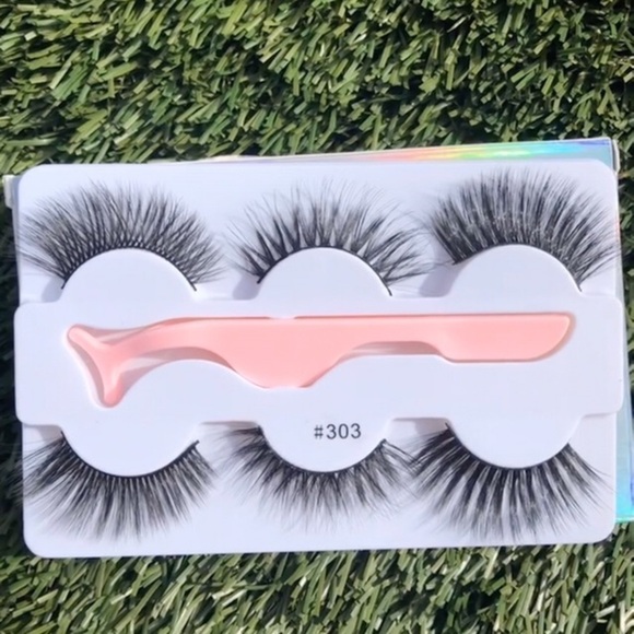 False Eyelashes Wispy BNIB Strip Lashes - Picture 1 of 2